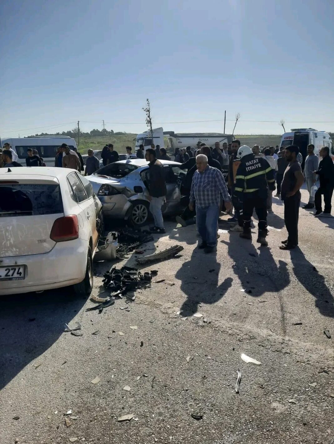 Hatay’da üç otomobil çarpıştı: Yaralılar var
