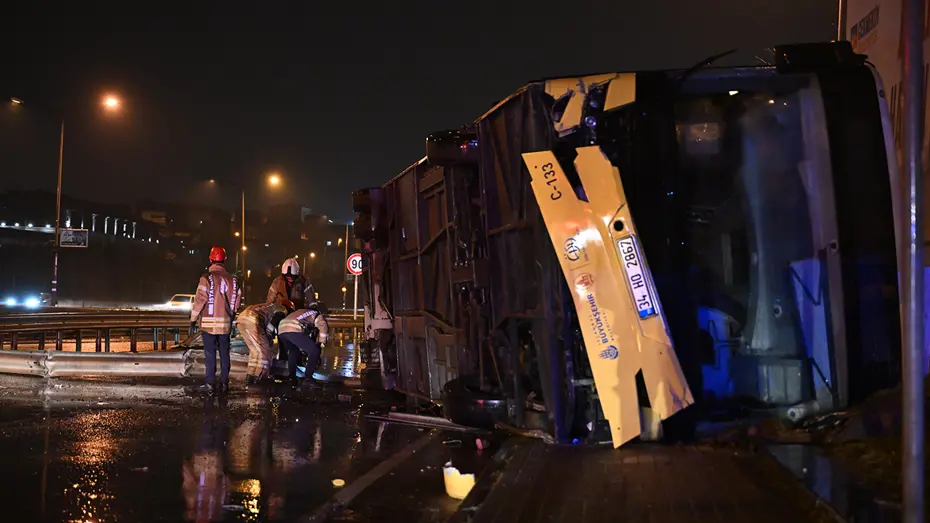 İstanbul’da özel halk otobüsü devrildi