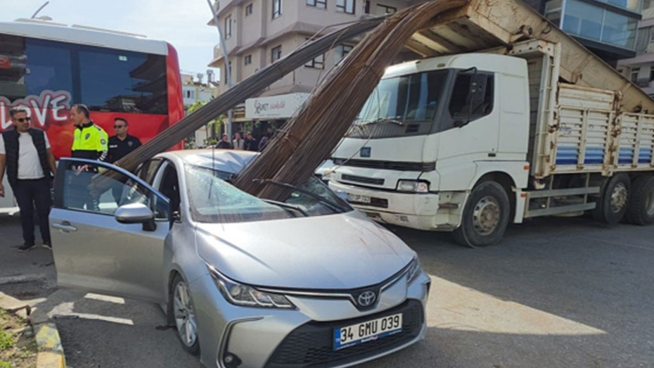 Akılalmaz kaza: Kamyondaki demirler otomobilin camına saplandı