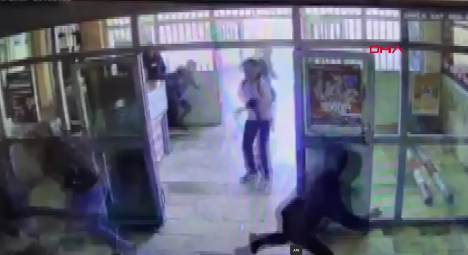 Şanlıurfa Siverek’te lisede silahlı saldırı anı: Saldırgan okula böyle girdi