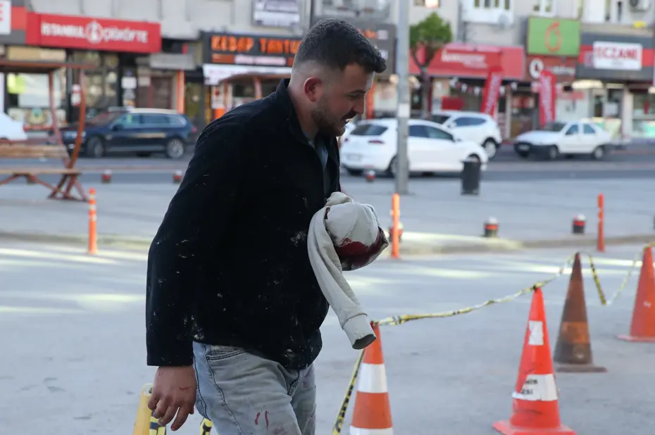 Acemi kasaplar iş başında. “13 dakikada kurban keserim” dedi, kendini kesti