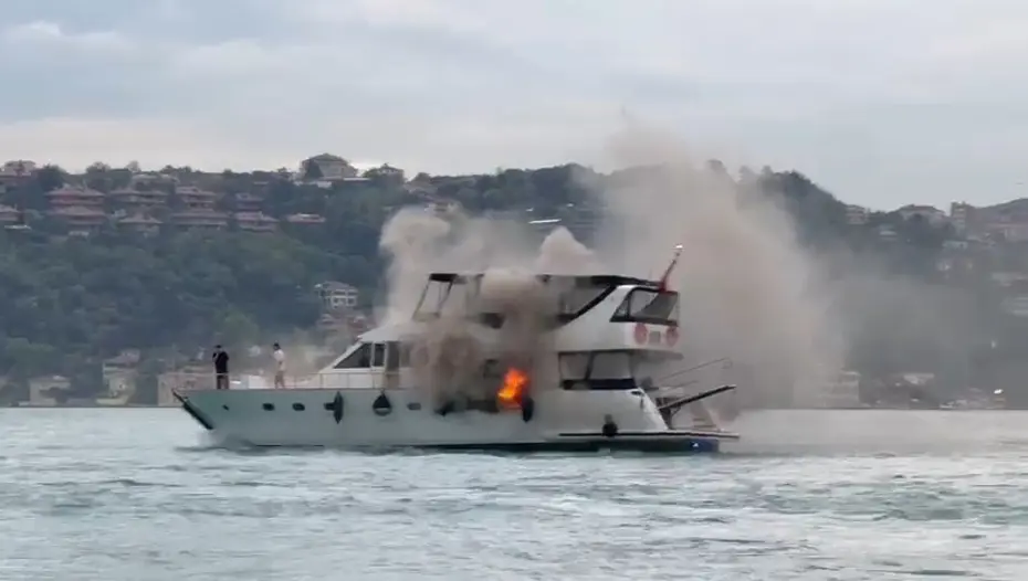 Bebek sahilinde tur teknesinde yangın