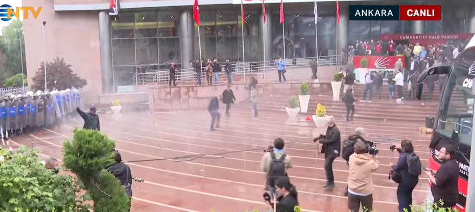 CHP Genel Merkezi’nde hareketli dakikalar. Polis tahliye için müdahale etti