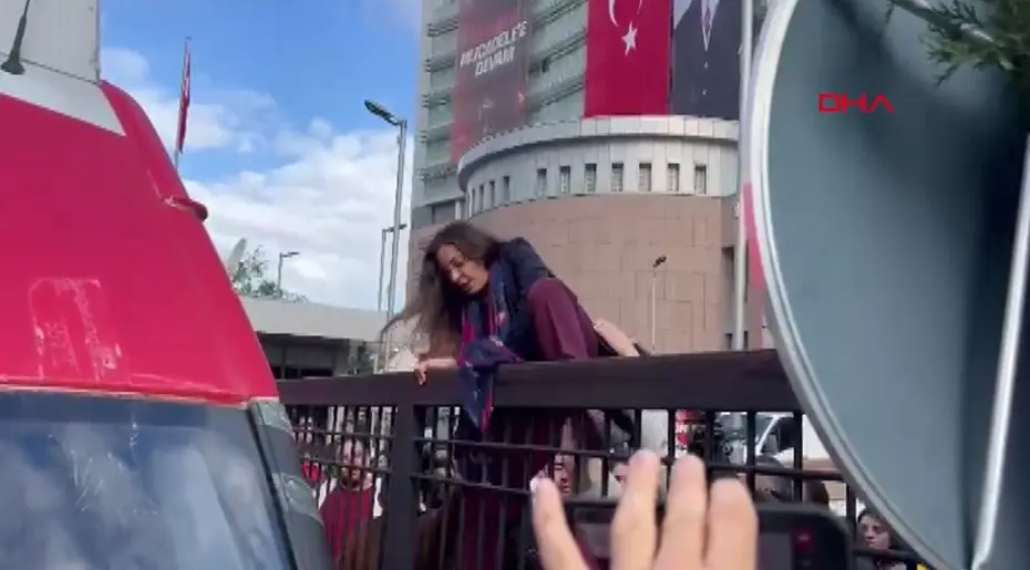 CHP Genel Merkezinde tahliye gerginliği: Milletvekili Genel Merkez’e korkuluklardan atlayarak girdi