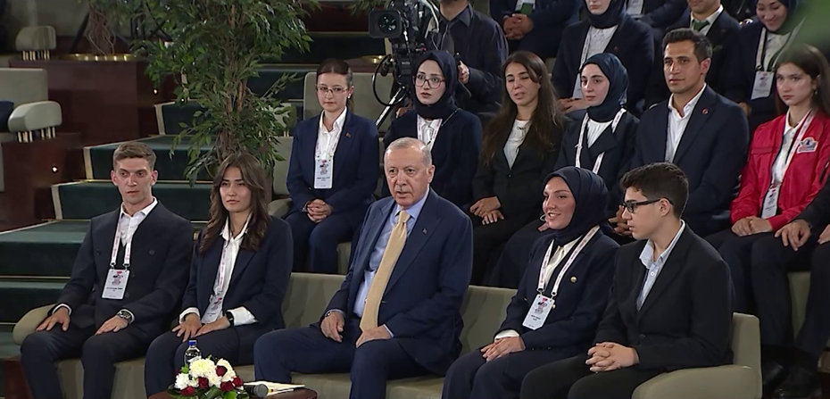 Cumhurbaşkanı Erdoğan, Beştepe’de gençlerle buluştu