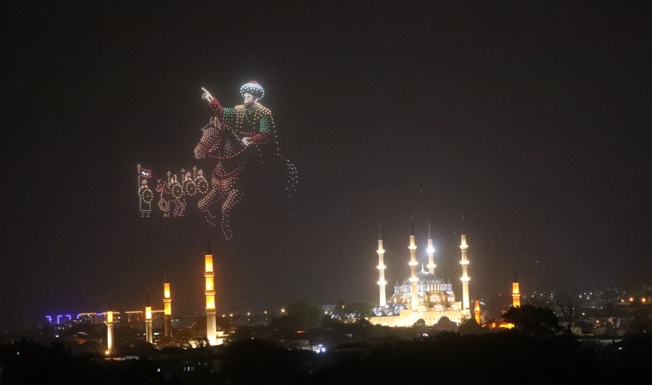 Edirne’de İstanbul’un fethi kutlandı. Sağanak altında bin dronla gösteri