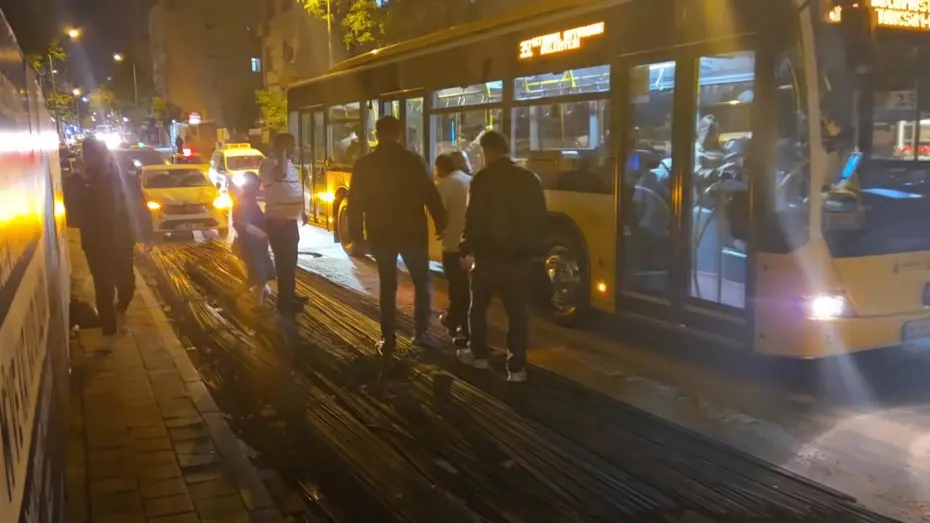 İnşaat demiri İETT otobüsünden içeri girdi. Kadın yolcunun ayağına saplandı