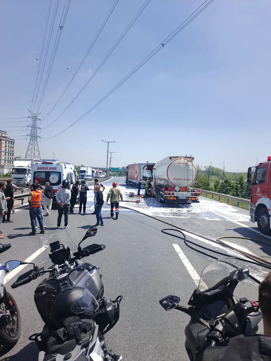 İstanbul’da trafiği durduran kaza: TEM’de Mahmutbey yönü kapandı