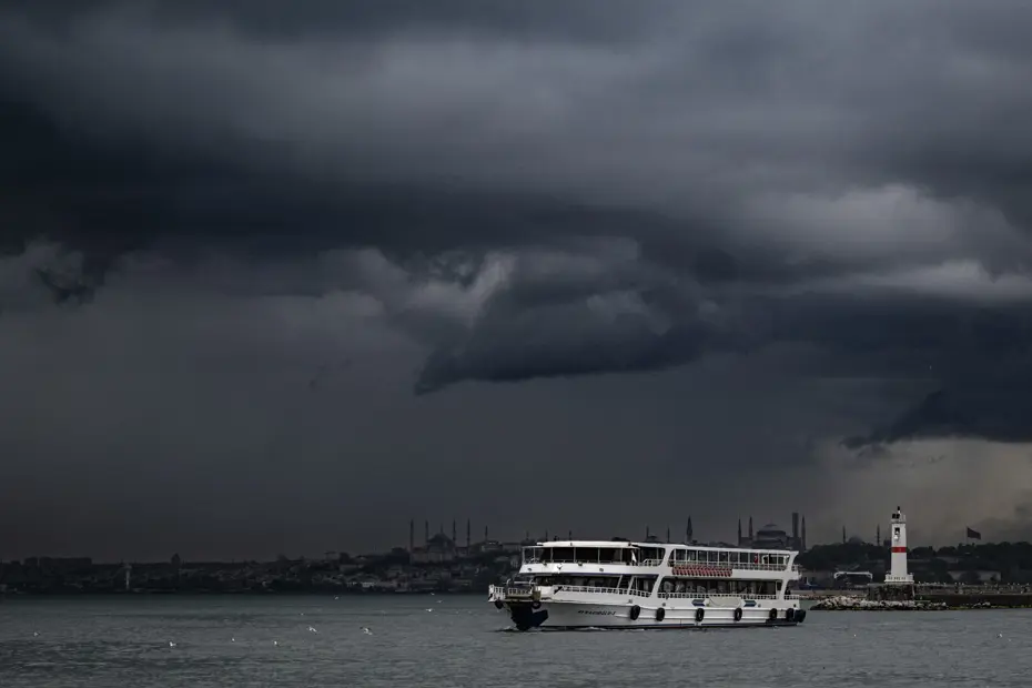 İstanbul’un iki noktasında önümüzdeki üç saate dikkat: Yıldırım, dolu ve su baskını tehlikesi var