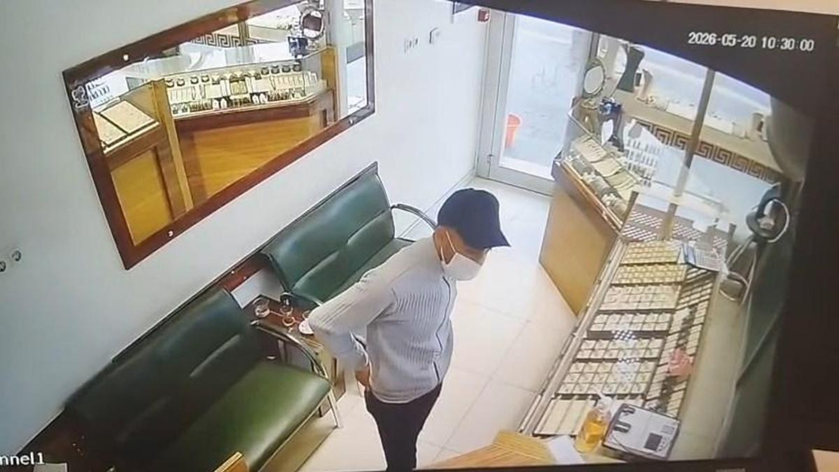 Kuyumcuda hırsızlık: ‘Eşime alacağım’ diyerek pırlanta yüzüğü çaldı