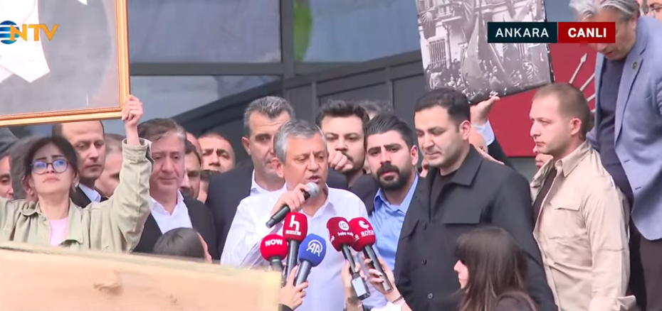 Özgür Özel CHP Genel Merkezi’nden ayrıldı