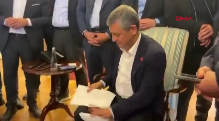 Özgür Özel, kendisine ulaştırılan tebligatı yırttı