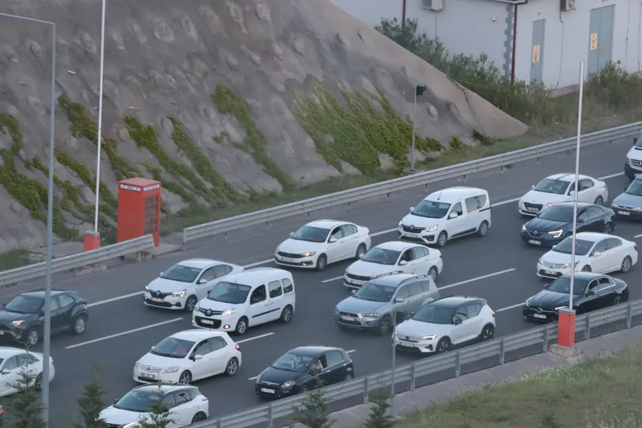 Tatilciler dönüş trafiği sürüyor. Yollar, otogar ve havalimanlarında yoğunluk