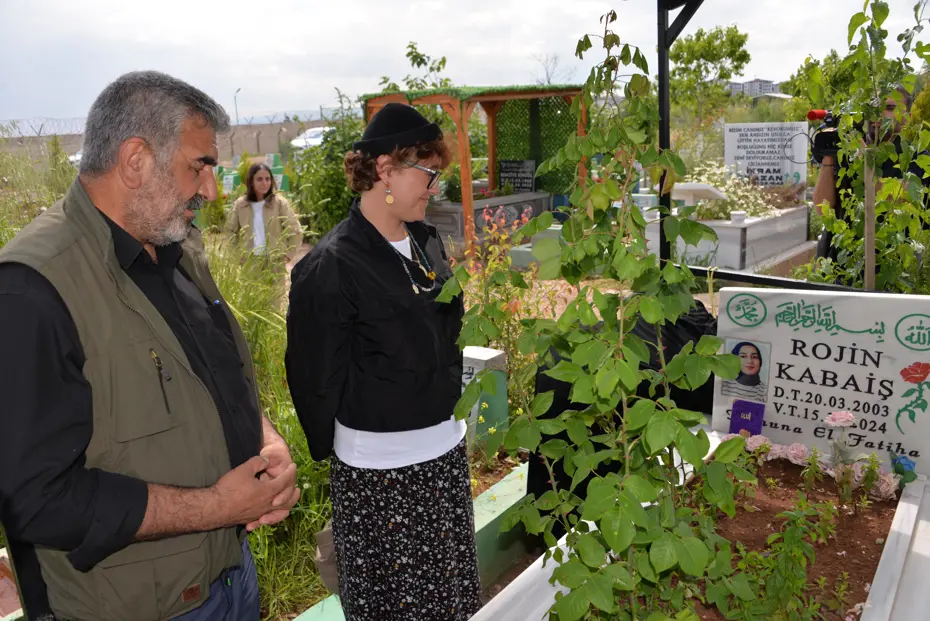 Yasemin Minguzzi, Rojin Kabaiş’in Diyarbakır’daki mezarına gitti