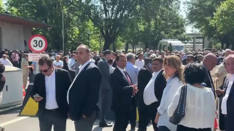 CHP’de salı gerilimi. Meclis önünde arbede