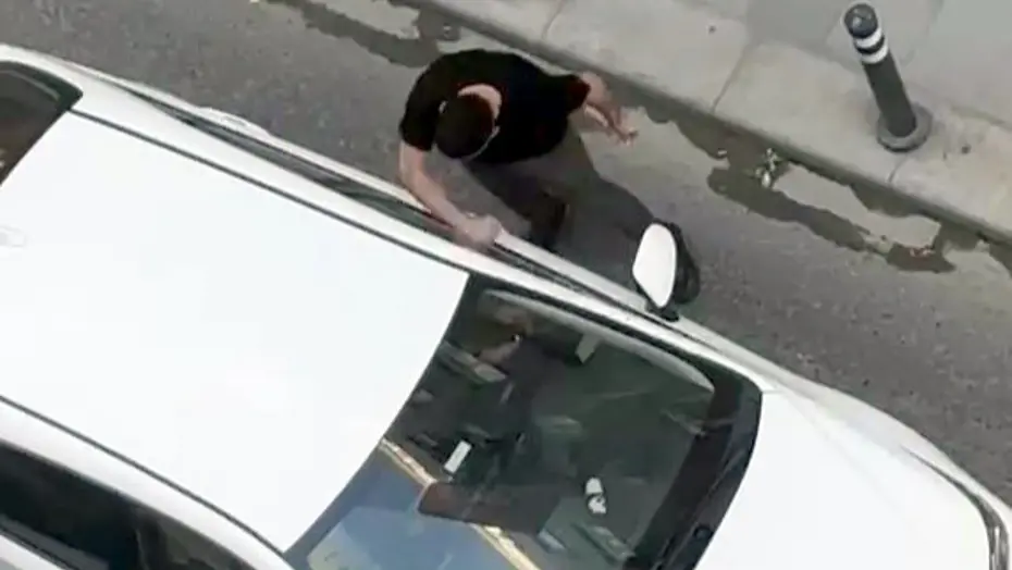 Kazaya neden olan sürücüye tepki; otomobile yumruk attılar