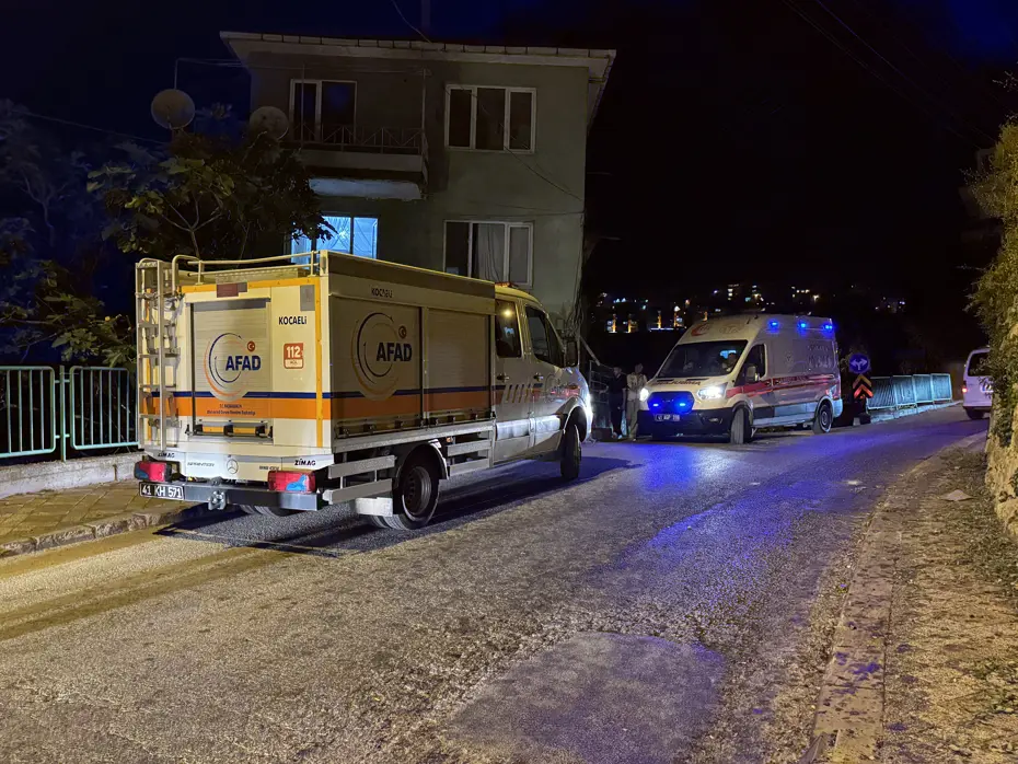 Mutfak tavanındaki sıva düştü. 2 katlı bina tahliye edildi
