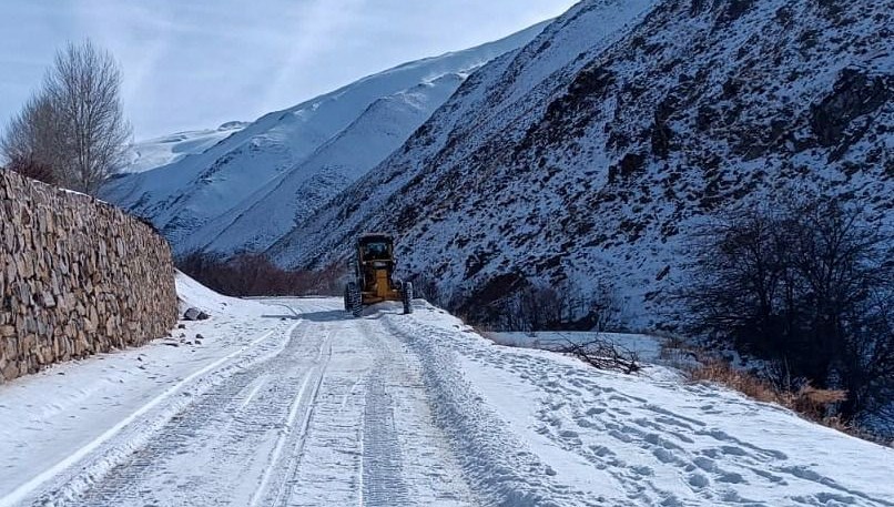 Artvin’de köy yollarının ulaşımına kar engeli