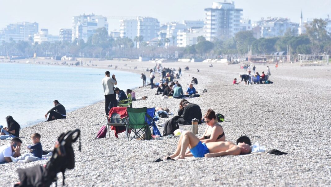 Antalya’da şubatta yazdan kalma gün