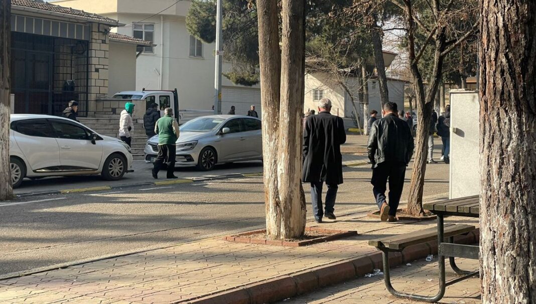 Gaziantep’te devrilen traktörün sürücüsü can verdi
