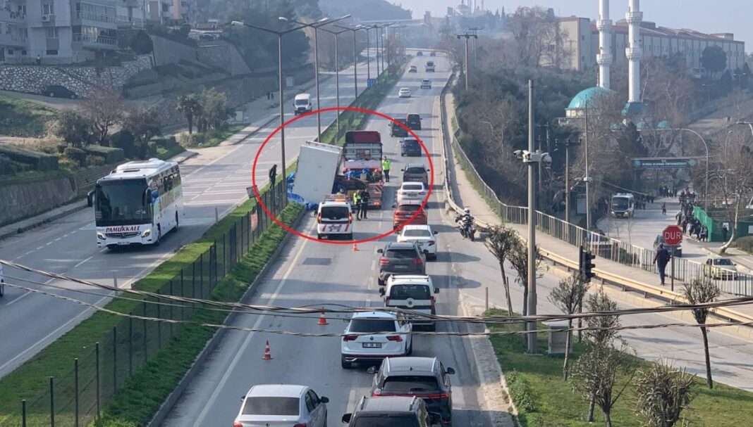 Gemlik karayolunda tehlikeli anlar: Kontrol paneli refüje düştü