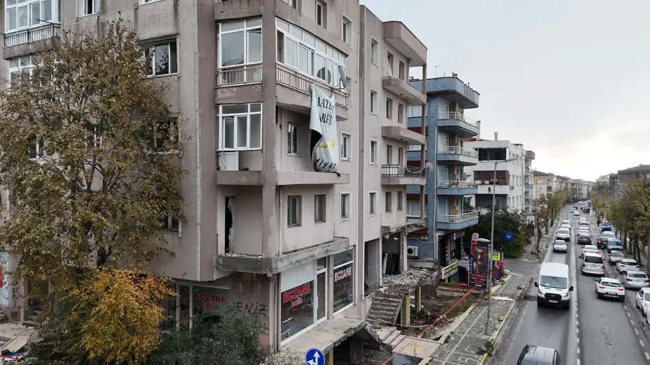 Avcılar’da tahliye edilen binanın balkonu çöktü
