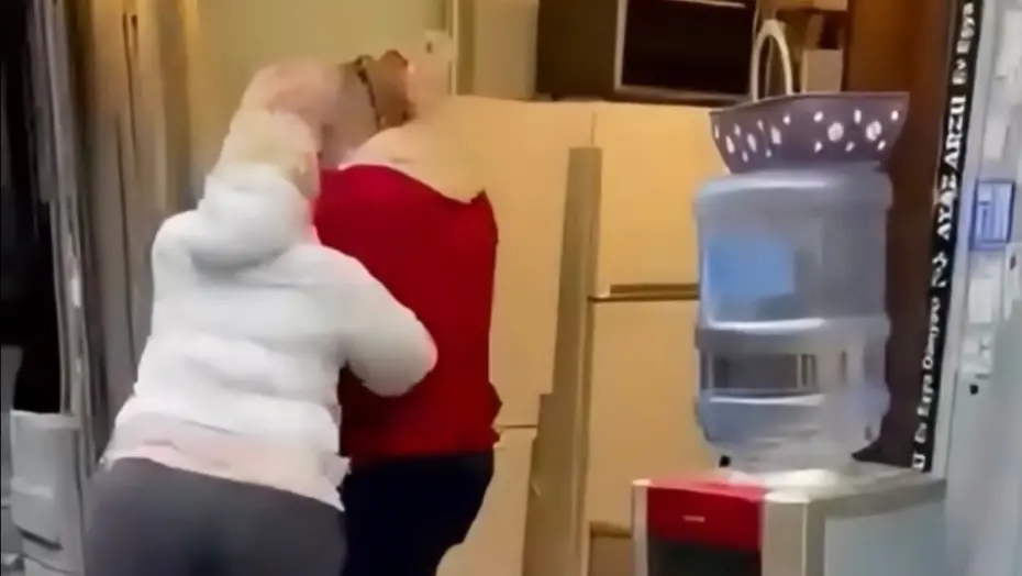 Müşteriyle spotçu arasında ‘Beni kandırdın’ kavgası: Yumruk atıp poşet fırlattı