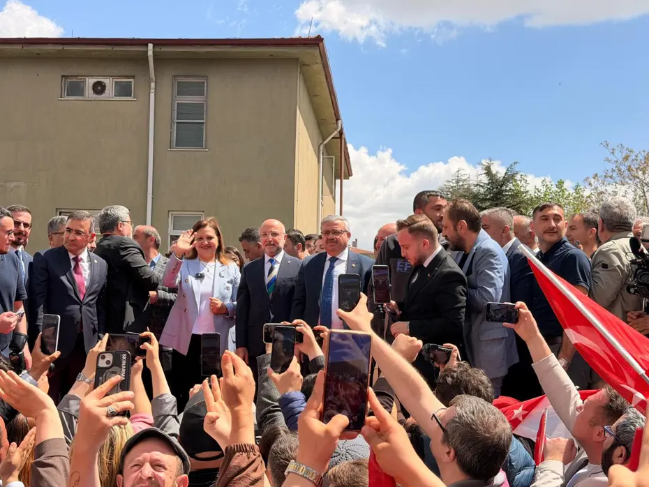 AK Parti’ye katılan Burcu Köksal: AK Parti’de hizmet etmeye devam edeceğim