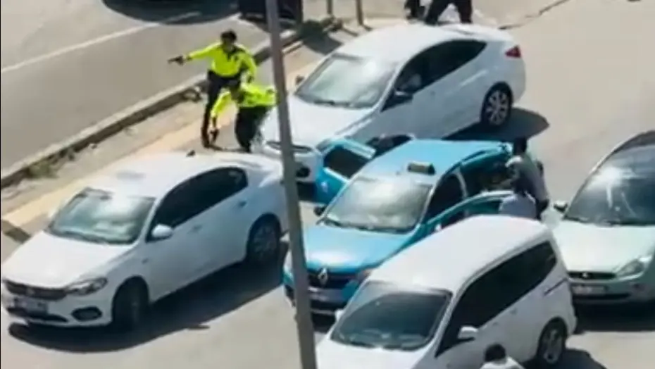 Kız arkadaşı ile taksi sürücüsünü rehin aldı. Saldırganların yakalanma anı kamerada