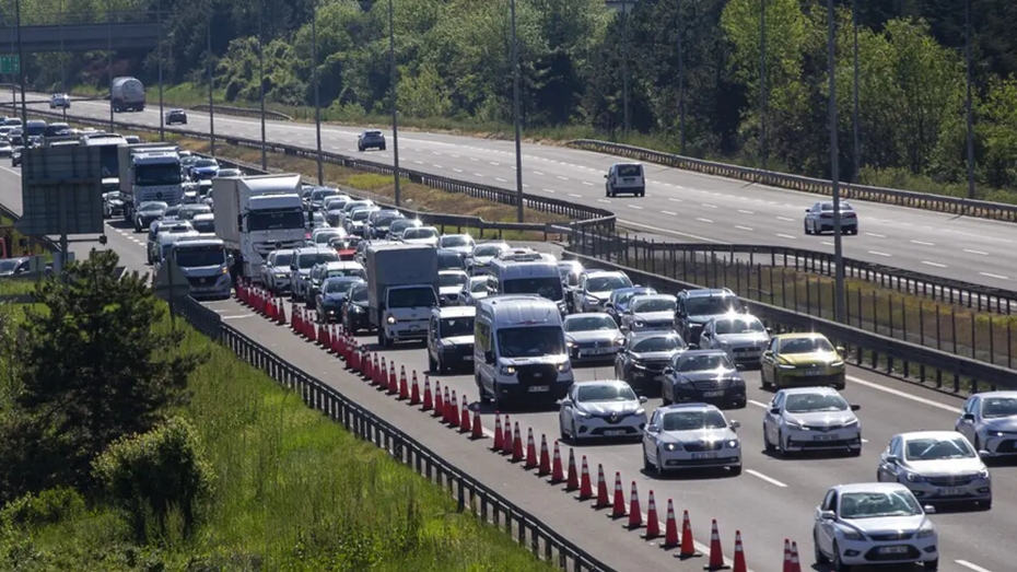 TEM Otoyolu’nu kullanacaklar dikkat! Yol çalışması başladı, İstanbul yönü trafiğe kapatıldı