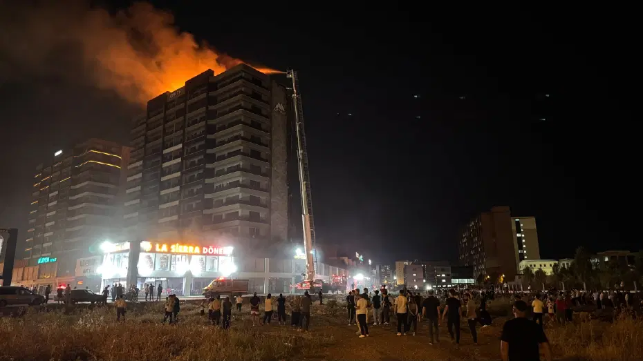 Diyarbakır’da plaza yangını. 3’ü itfaiye eri 5 kişi dumandan etkilendi