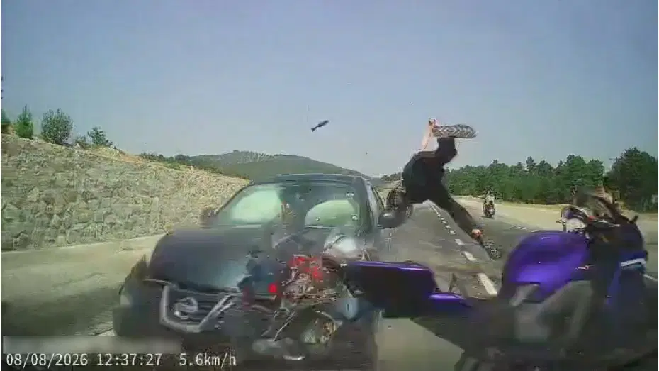Feci kaza kamerada. Otomobil motosiklete arkadan çarptı
