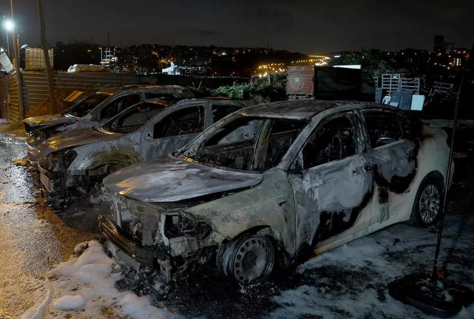 Galerideki araçlar alevlere teslim oldu. Kundaklama şüphesi üzerinde duruluyor
