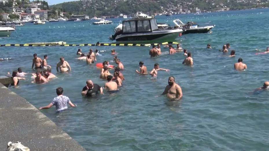 İstanbul’da sıcak hava alarmı: Serinlemek için Boğaz’a girdiler