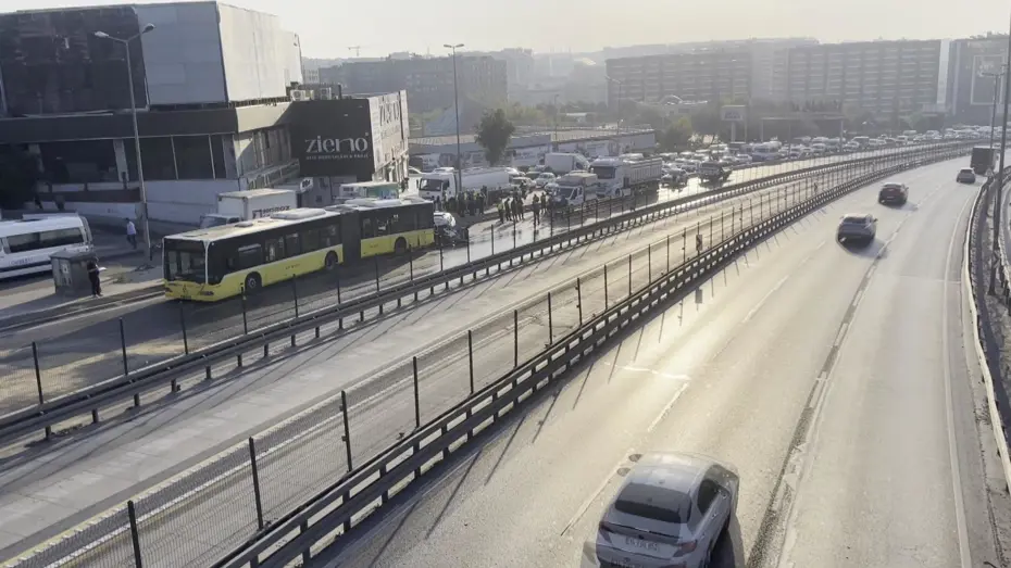 Küçükçekmece’de otomobil, İETT otobüsüne çarptı. 3 kişi hayatını kaybetti