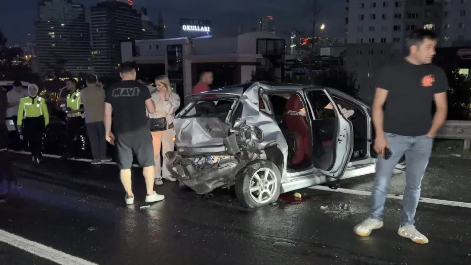 Kuvvetli sağanak kaza getirdi | İstanbul’da iki zincirleme kaza: 10 yaralı