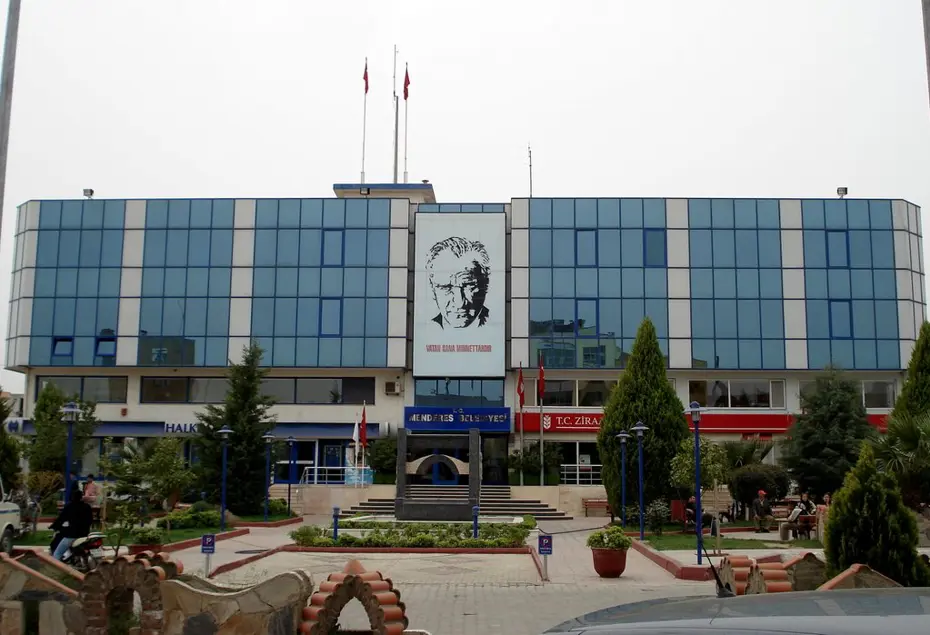 Menderes Belediyesi’ne operasyon. Başkan İlkay Çiçek dahil 15 kişi gözaltında