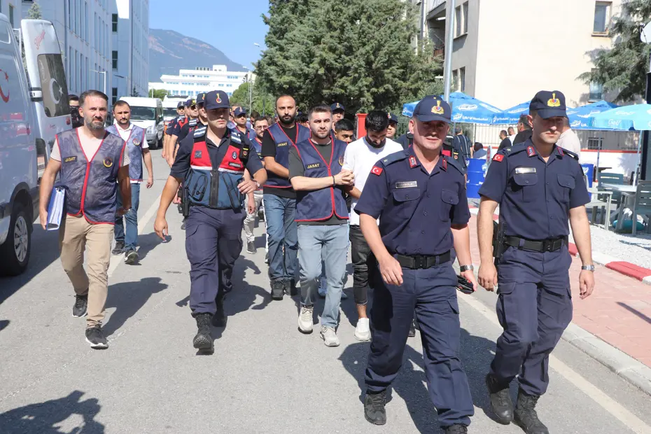 Yaşlı kadının 4 milyonluk altınını aldılar. Dolandırıcılar “Günlük dolgun ücretli iş” ilanıyla buldukları kuryeyi kullanmış