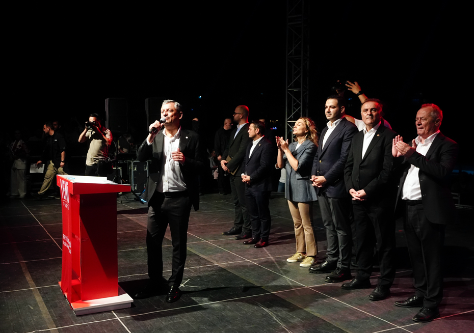 Yeni Parti’nin ilk mitingi. Özgür Özel, Beylikdüzü’nde partililere hitap etti